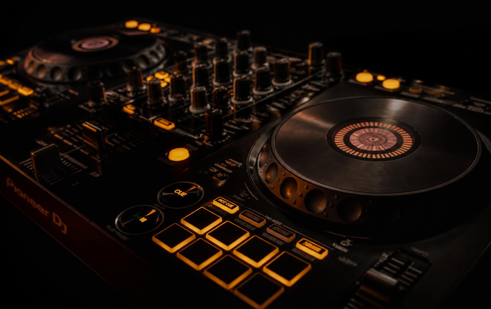 Régie DJ professionnelle Pioneer avec éclairage doré